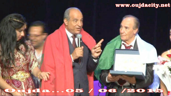 ادريس بوجوالة يقوم بتكريم الفنان الجزائري عبد القادر شعو بمهرجان ـ جاران وثقافة واحدة ـ VIDEO